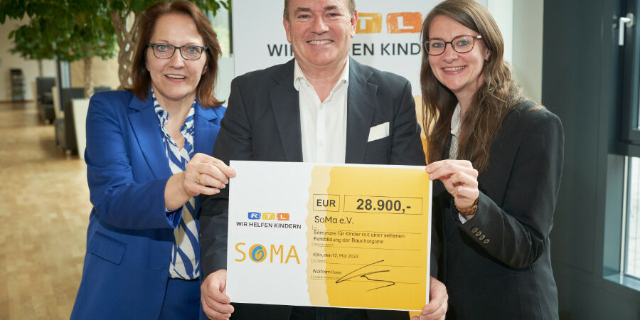 RTL Wir helfen Kindern Scheckübergabe; Foto: RTL/Guido Engels RTL Wir helfen Kindern Scheckübergabe