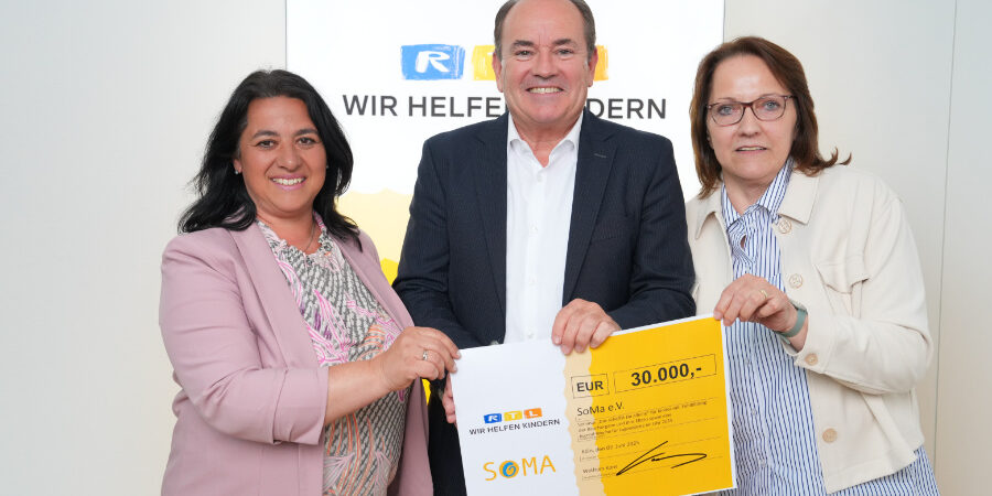 2025-scheckuebergabe-rtl-900×600-lowres-rtldstefangregorowius Stiftung RTL Wir helfen Kinder Foto: RTL D / Stefan Gregorowius