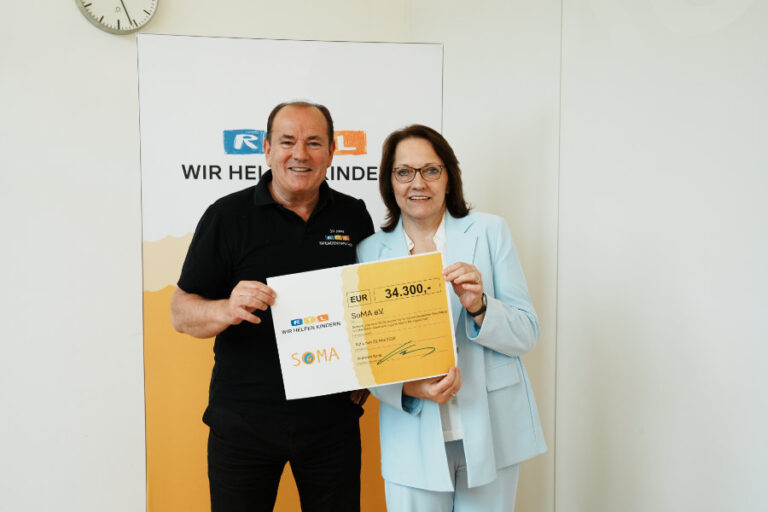 RTL Scheckübergabe; Foto: RTL / Lena-Luise Grellert Stiftung RTL Wir helfen Kinder Foto: RTL / Foto: RTL D / Stefan Gregorowius 900x600