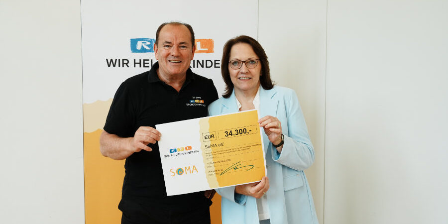 RTL Scheckübergabe; Foto: RTL / Lena-Luise Grellert Stiftung RTL Wir helfen Kinder Foto: RTL / Foto: RTL D / Stefan Gregorowius 900x600